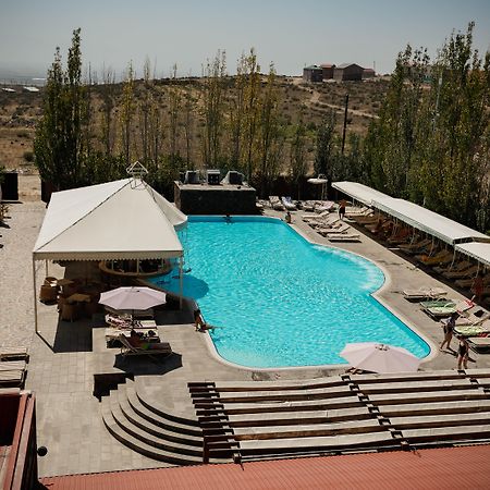 Caucasus Hotel Kasagh Kültér fotó The swimming pool at the Grand Hotel
