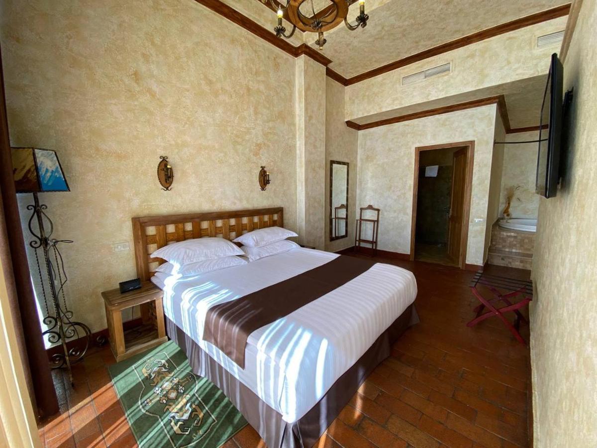 Caucasus Hotel Kasagh Kültér fotó A room at the hotel