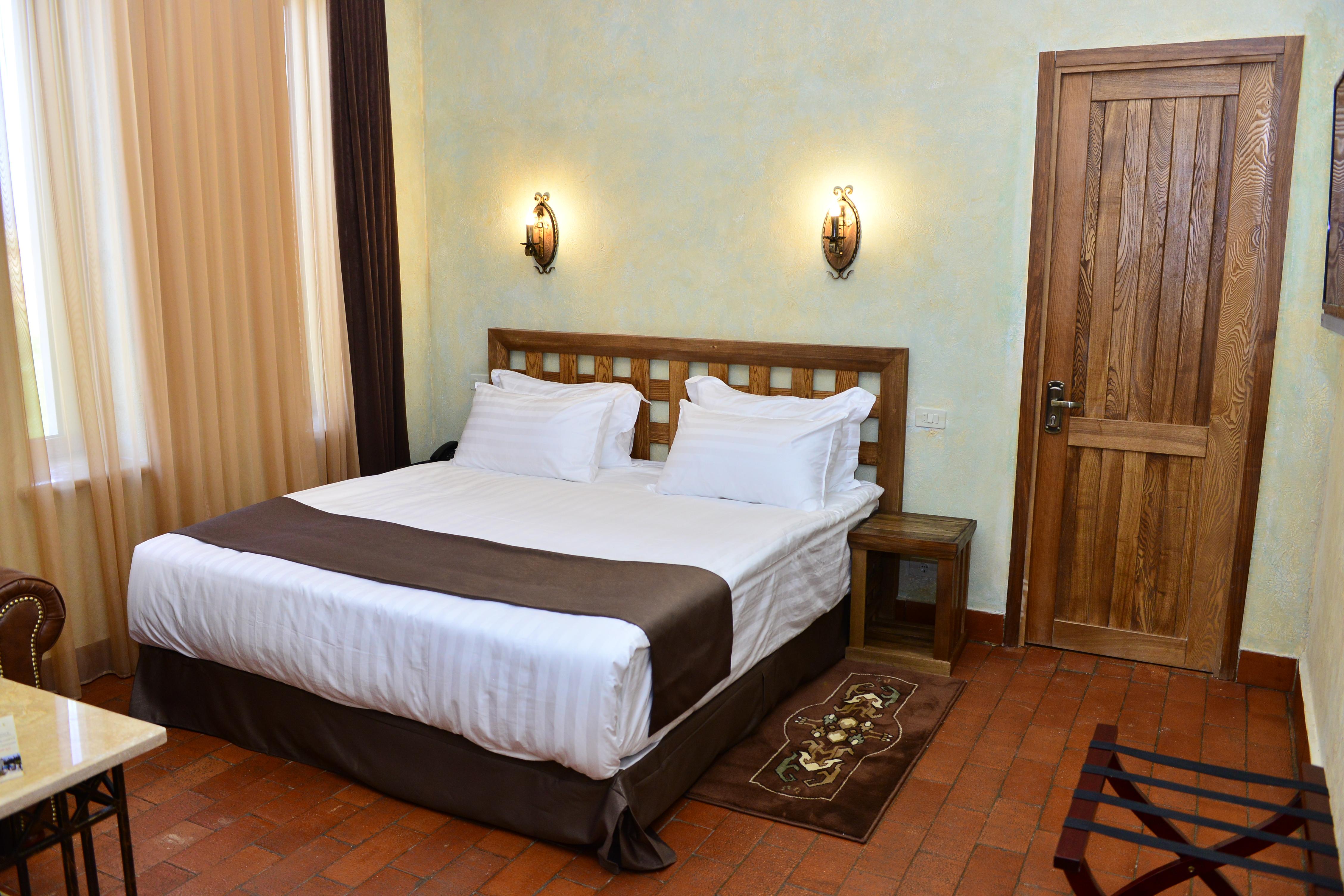 Caucasus Hotel Kasagh Kültér fotó A bedroom at the hotel