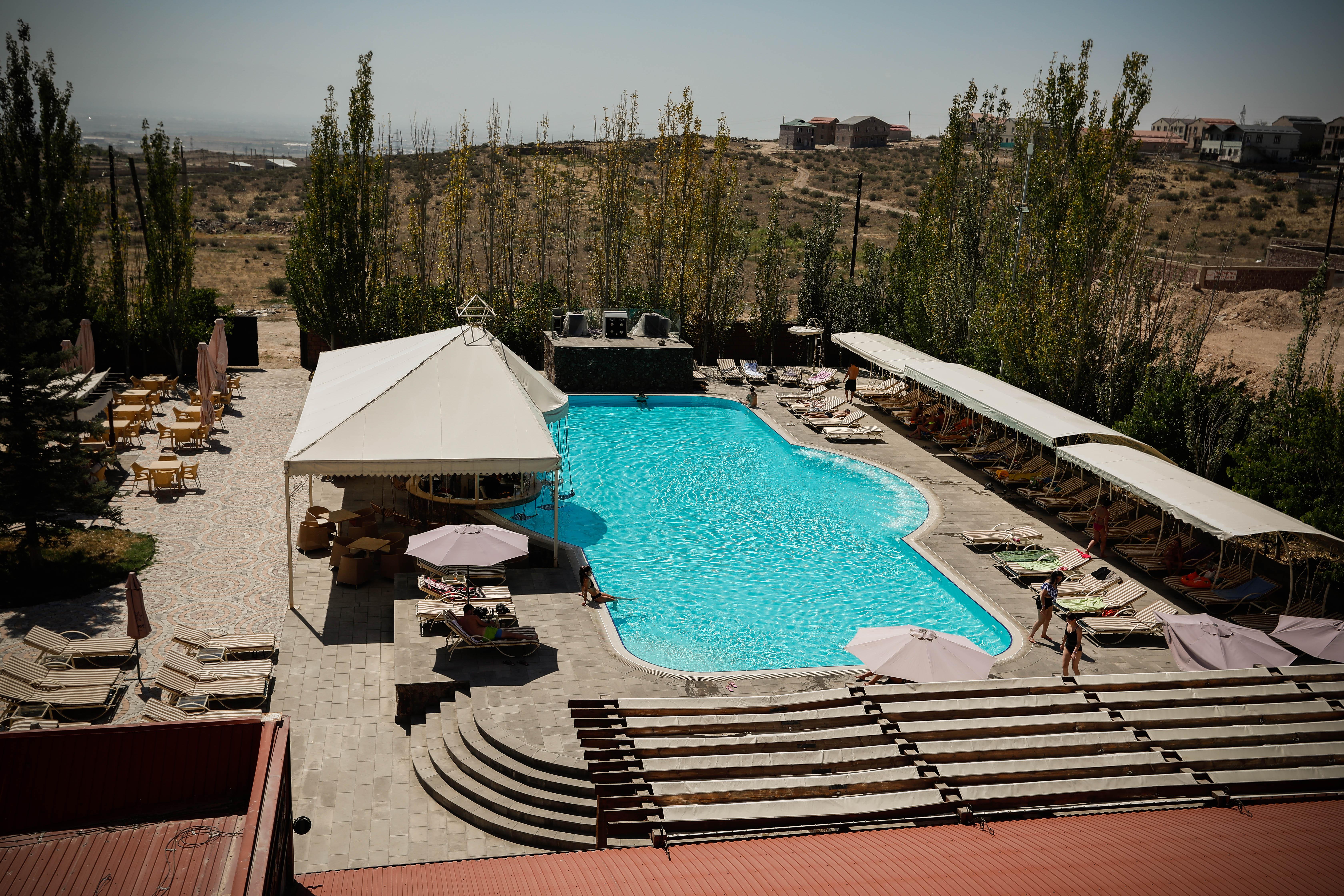 Caucasus Hotel Kasagh Kültér fotó The swimming pool at the Grand Hotel
